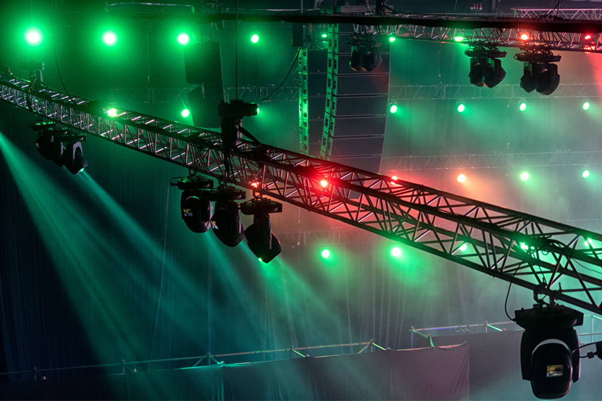 https://www.mseventisalento.it/wp-content/uploads/2025/05/palco-con-luci.jpg